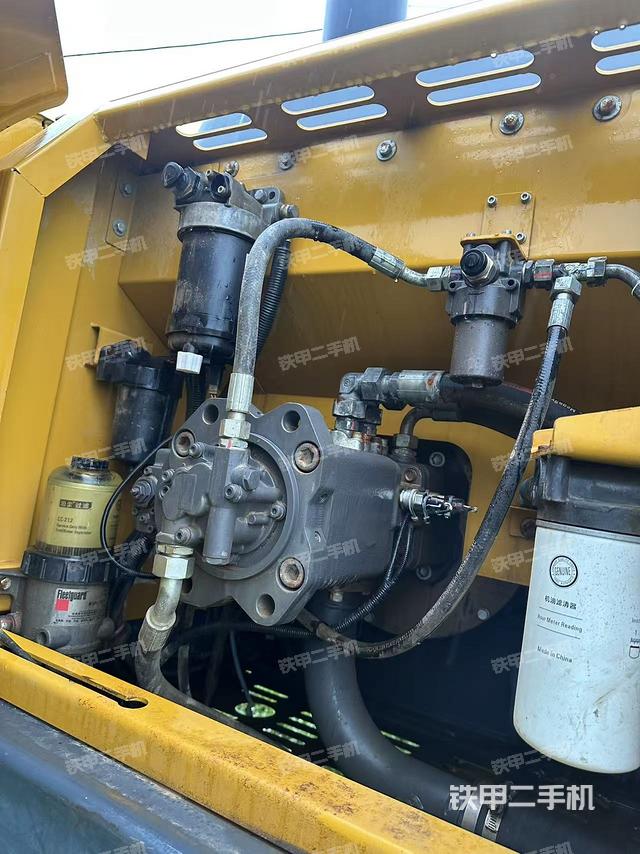 液压泵舱室正面整体(整机外观) 液压泵舱室正面整体(整机外观)