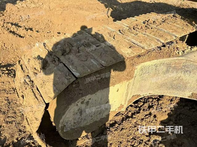 单侧履带整体(整机外观) 单侧履带整体(整机外观)