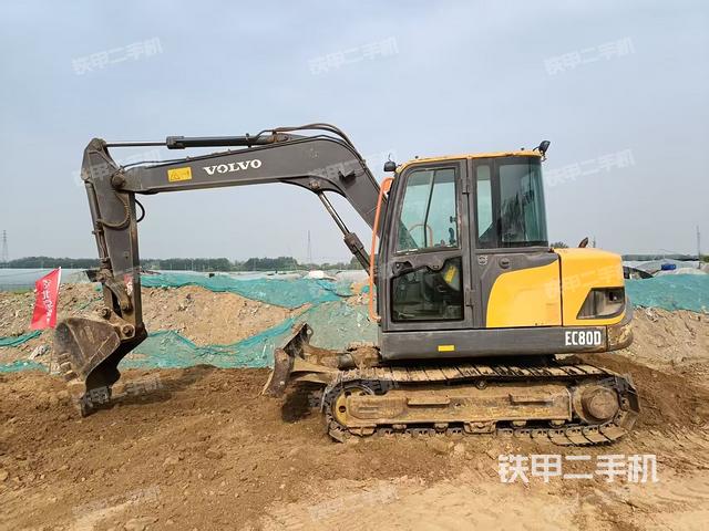 駕駛室頂部(整機(jī)外觀) 駕駛室頂部(整機(jī)外觀)