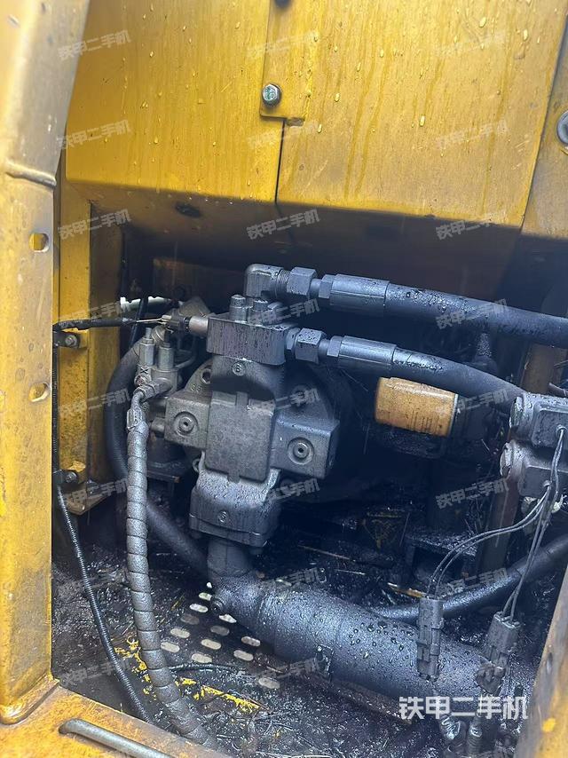 液压泵舱室正面整体(整机外观) 液压泵舱室正面整体(整机外观)