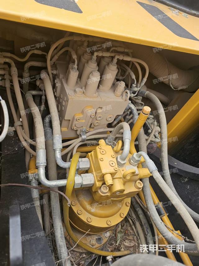 回转马达和主控阀(整机外观) 回转马达和主控阀(整机外观)