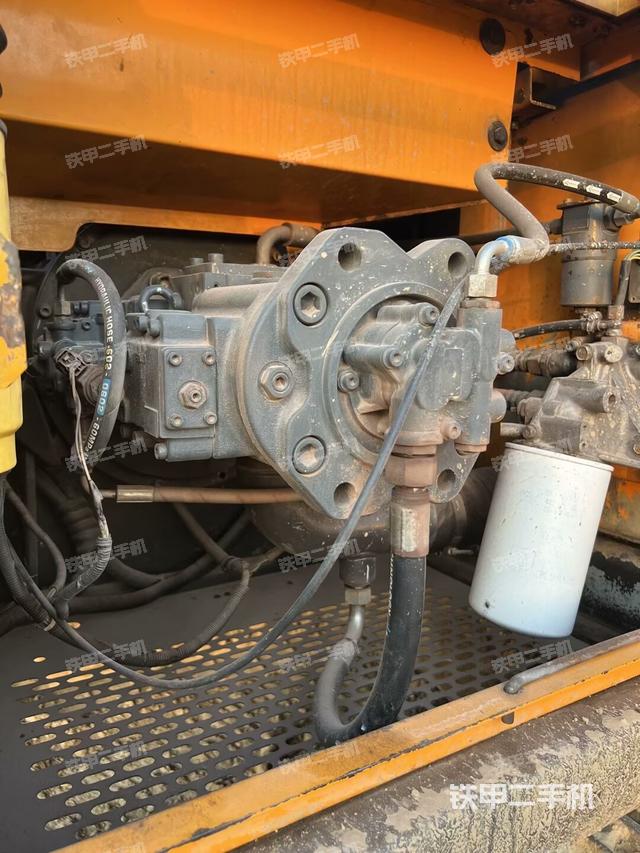 液压泵舱室正面整体(整机外观) 液压泵舱室正面整体(整机外观)