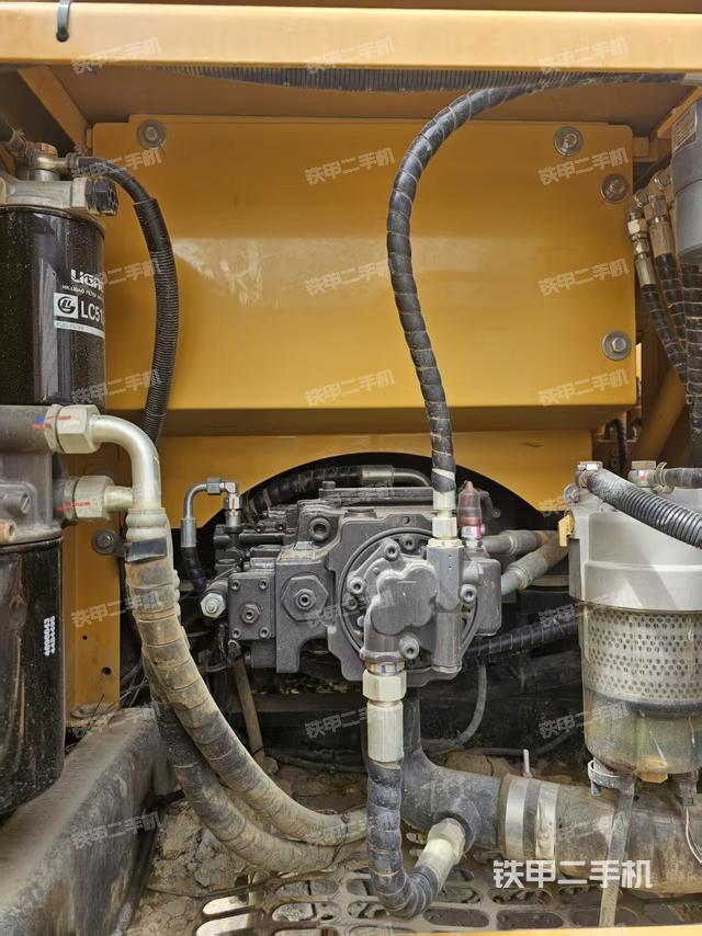 液压泵舱室正面整体(整机外观) 液压泵舱室正面整体(整机外观)