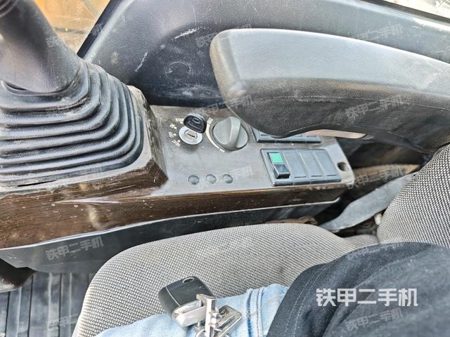 行走控制手柄和踏板 俯拍(驾驶室部分) 行走控制手柄和踏板 俯拍(驾驶室部分)