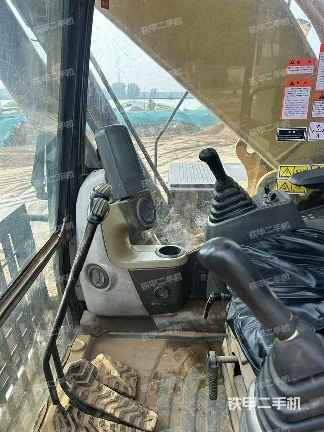 驾驶室整体(整机外观) 驾驶室整体(整机外观)