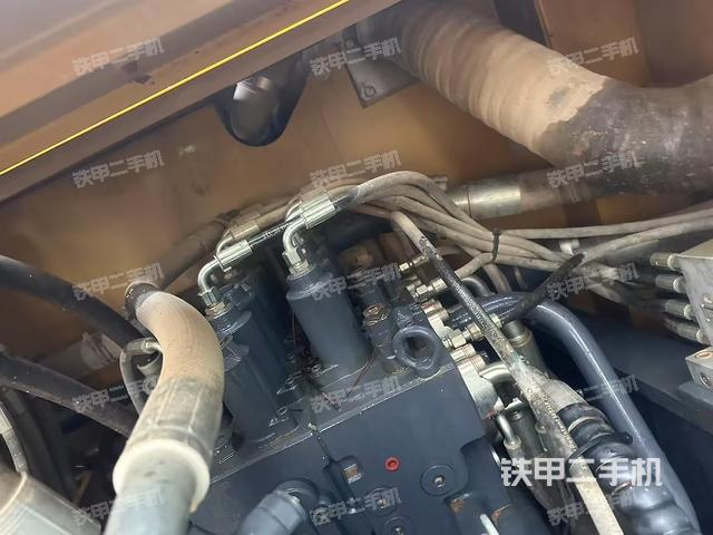 回转马达和主控阀(整机外观) 回转马达和主控阀(整机外观)