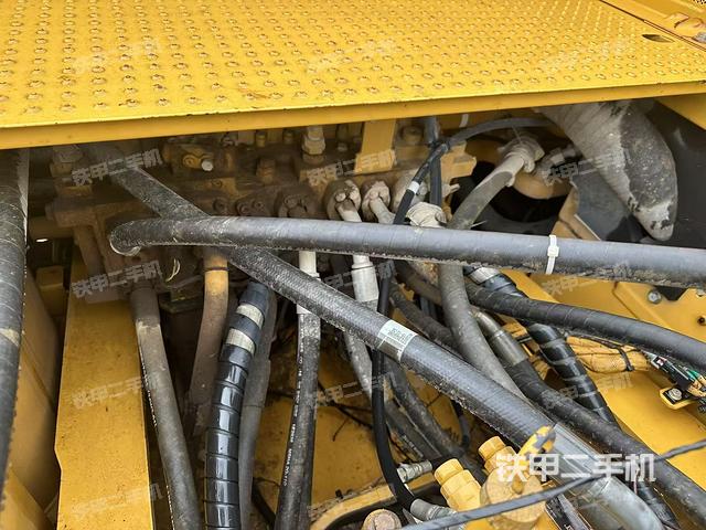 回转马达和主控阀(整机外观) 回转马达和主控阀(整机外观)