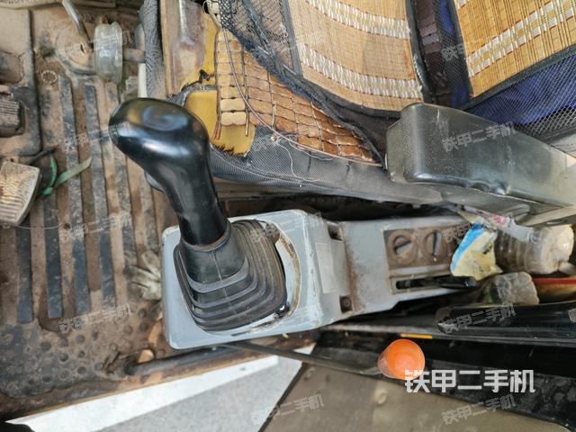 座椅左侧控制台/音响/含左手柄(驾驶室部分) 座椅左侧控制台/音响/含左手柄(驾驶室部分)