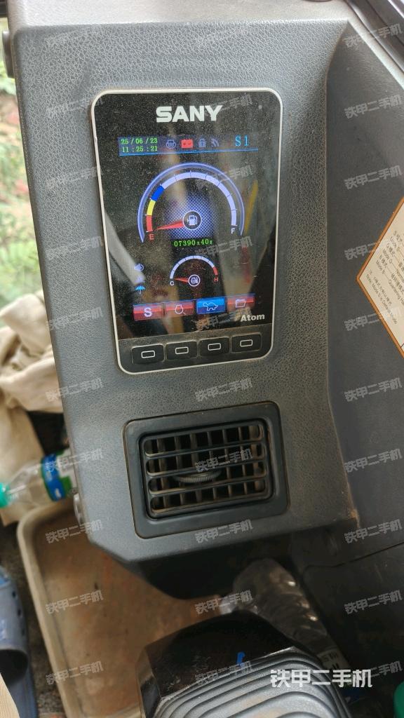 显示屏 (驾驶室部分) 显示屏 (驾驶室部分)