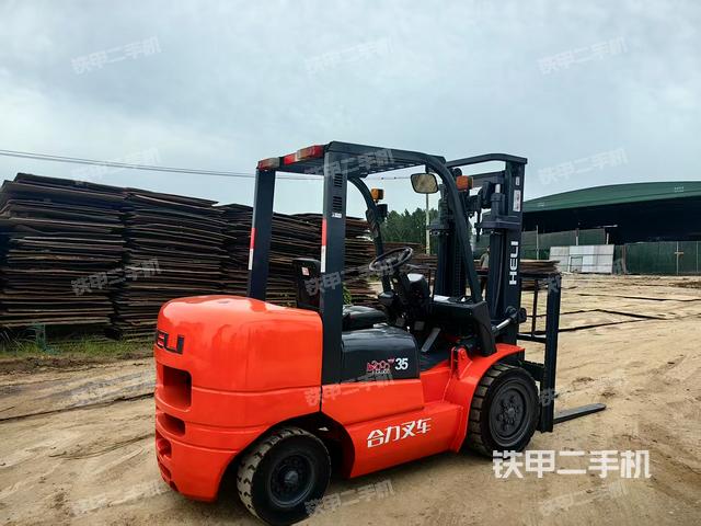 整机右侧（设备外观及核心部件）