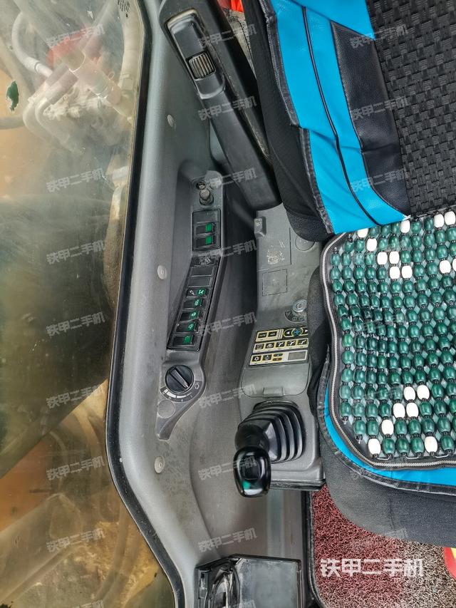 座椅右側控制臺/鑰匙門/油門/含右手柄（駕駛室部分）