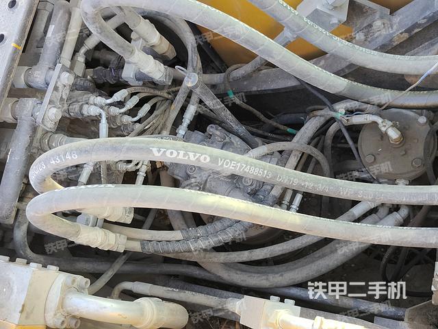 回转马达和主控阀(整机外观) 回转马达和主控阀(整机外观)