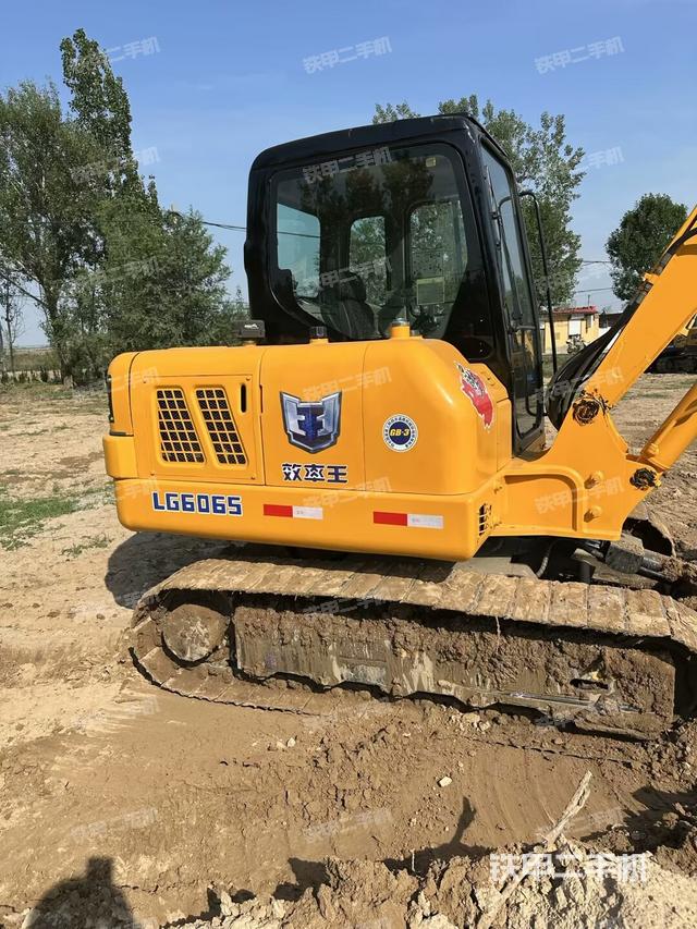 回轉(zhuǎn)馬達(dá)和主控閥（整機(jī)外觀）