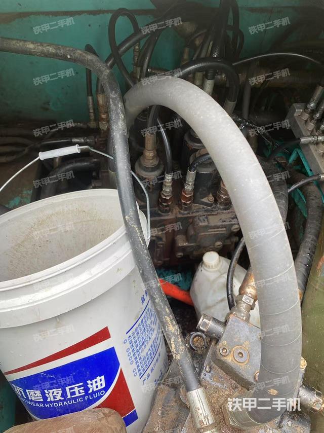 回转马达和主控阀(整机外观) 回转马达和主控阀(整机外观)