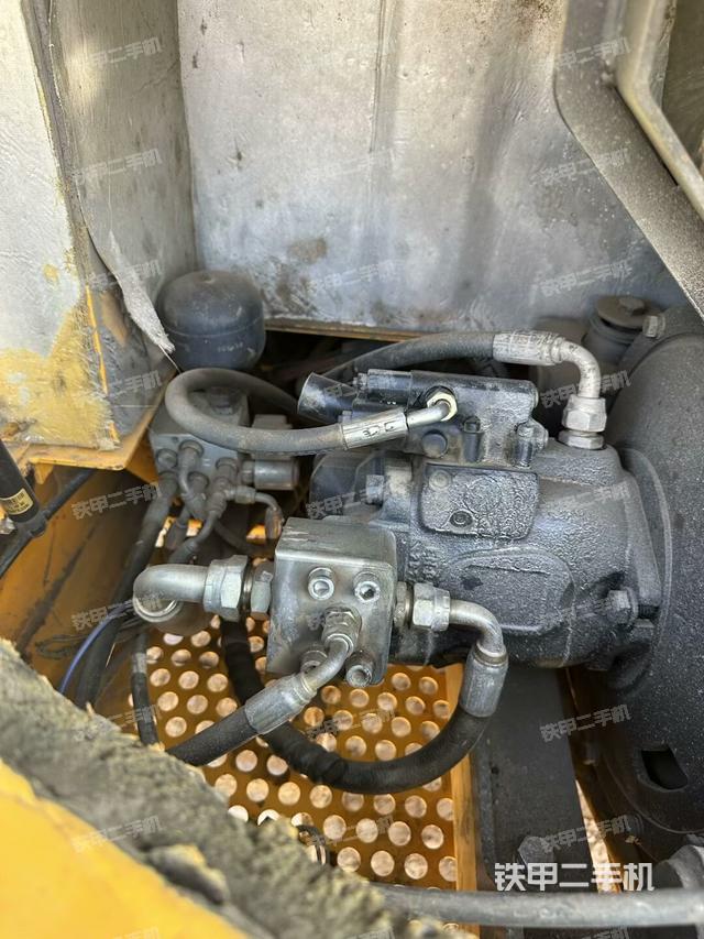 液壓泵艙室正面整體（整機(jī)外觀）