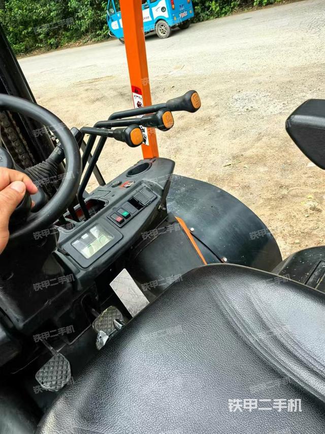 驾驶室操作台（设备外观及核心部件）