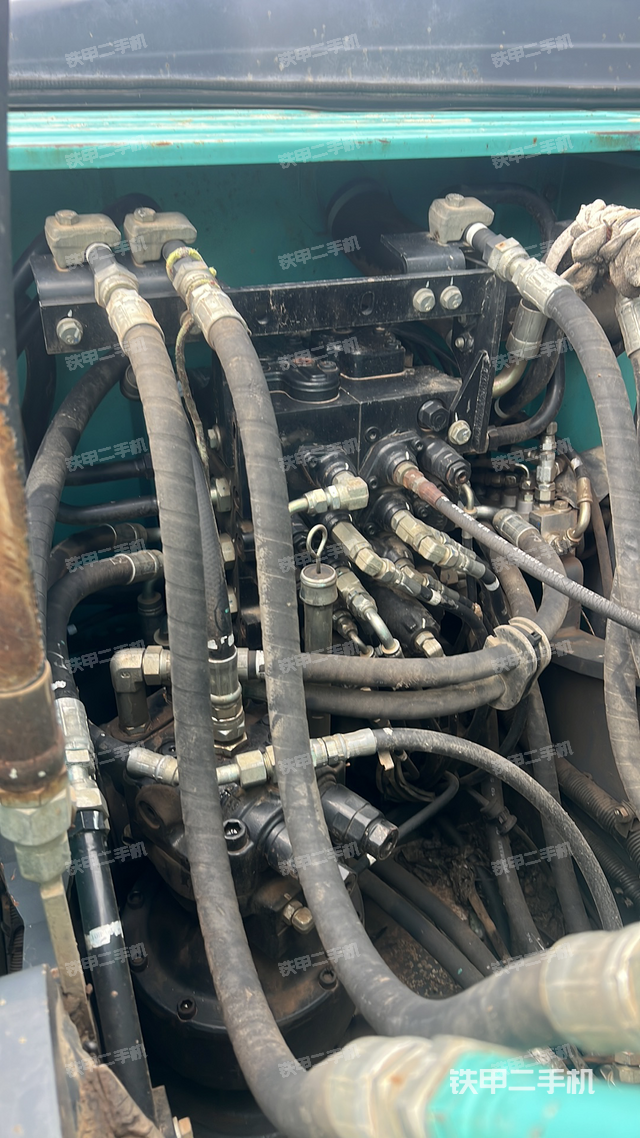 回转马达和主控阀(整机外观) 回转马达和主控阀(整机外观)