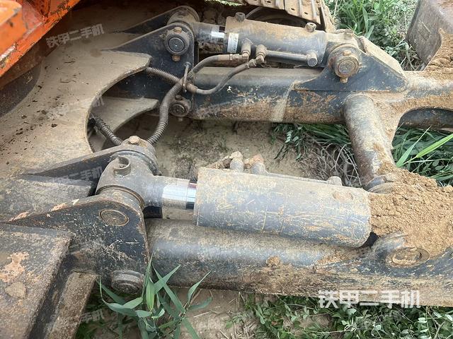 回转马达和主控阀(整机外观) 回转马达和主控阀(整机外观)