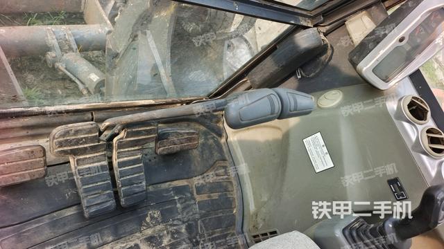 行走控制手柄和踏板 俯拍(驾驶室部分) 行走控制手柄和踏板 俯拍(驾驶室部分)