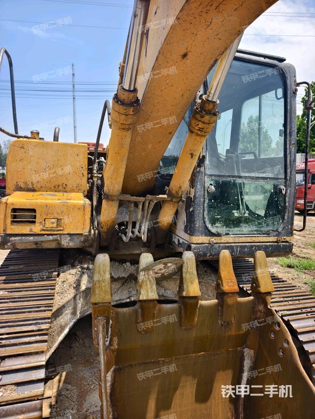 大臂油缸整体 竖拍(工作和回转装置) 大臂油缸整体 竖拍(工作和回转装置)