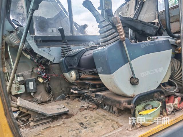 行走控制手柄和踏板 俯拍(驾驶室部分) 行走控制手柄和踏板 俯拍(驾驶室部分)