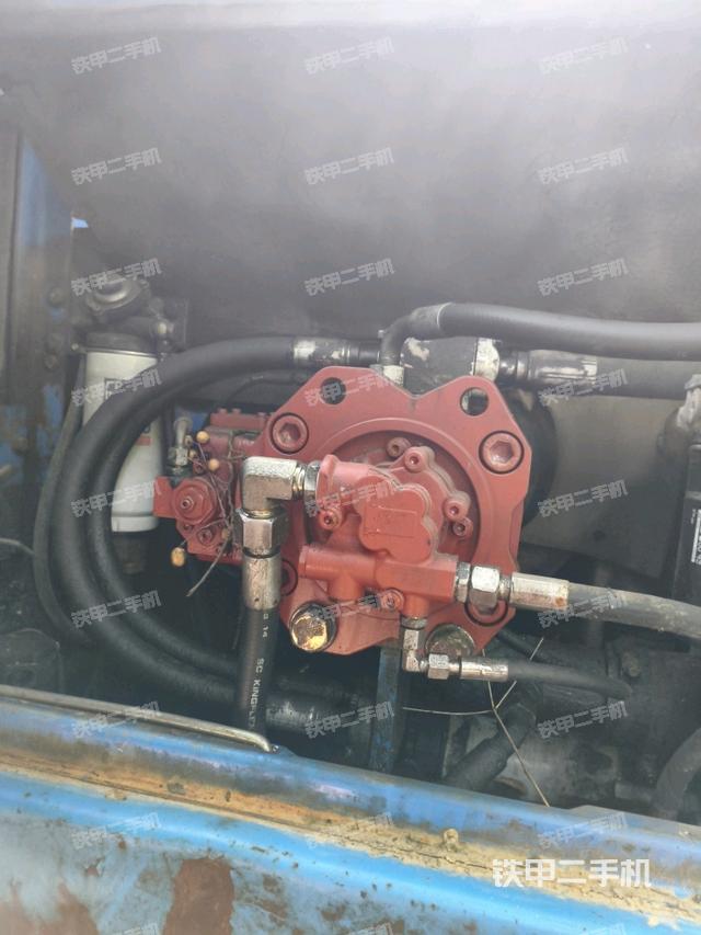 液压泵舱室正面整体（整机外观）