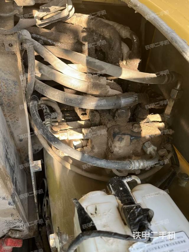 回转马达和主控阀(整机外观) 回转马达和主控阀(整机外观)