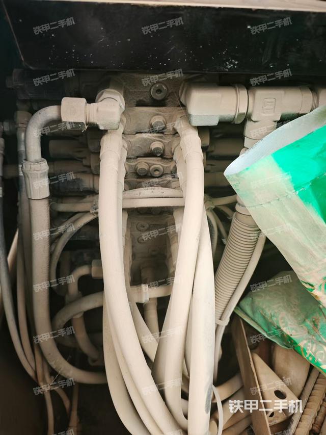 液压泵舱室正面整体（整机外观）