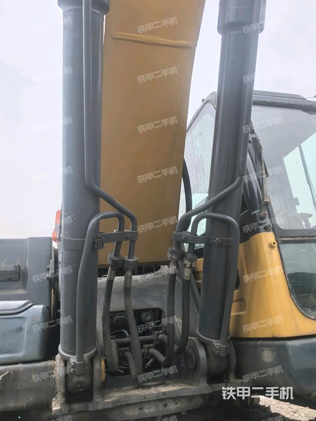 大臂油缸整体 竖拍(工作和回转装置) 大臂油缸整体 竖拍(工作和回转装置)