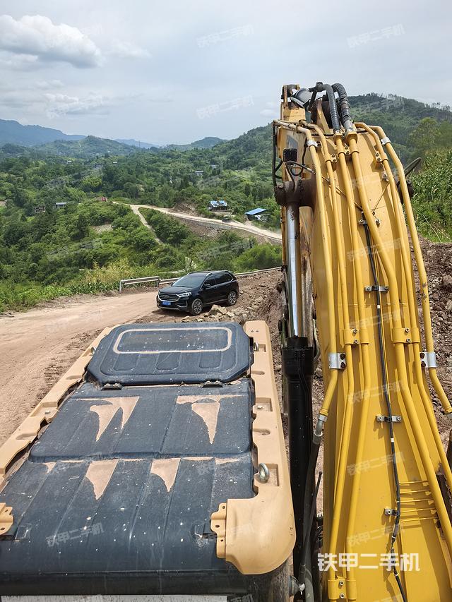 驾驶室顶部(整机外观) 驾驶室顶部(整机外观)