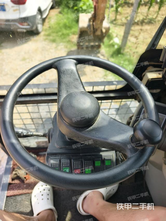 行走控制手柄和踏板 俯拍(驾驶室部分) 行走控制手柄和踏板 俯拍(驾驶室部分)