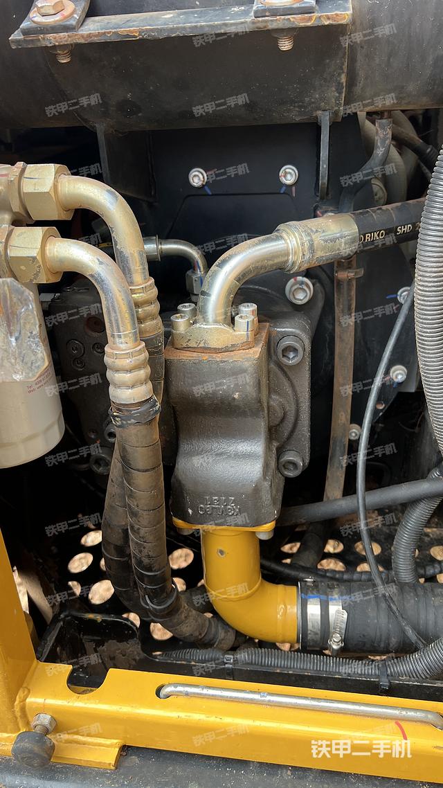 液压泵舱室正面整体(整机外观) 液压泵舱室正面整体(整机外观)