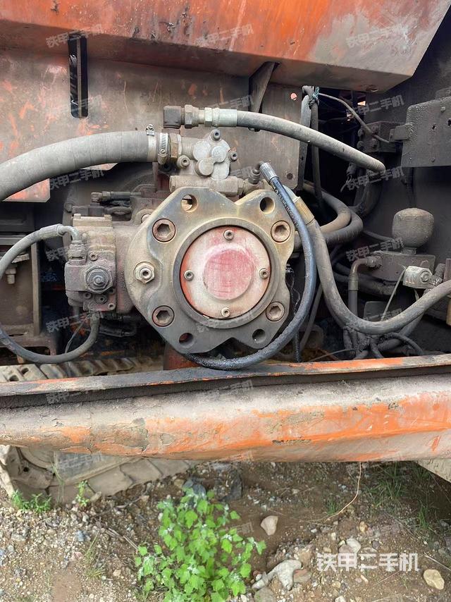 液压泵舱室正面整体(整机外观) 液压泵舱室正面整体(整机外观)