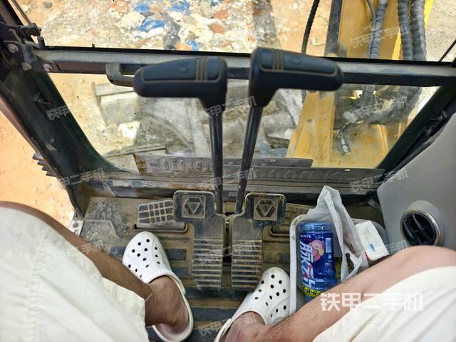 行走控制手柄和踏板?俯拍（駕駛室部分）