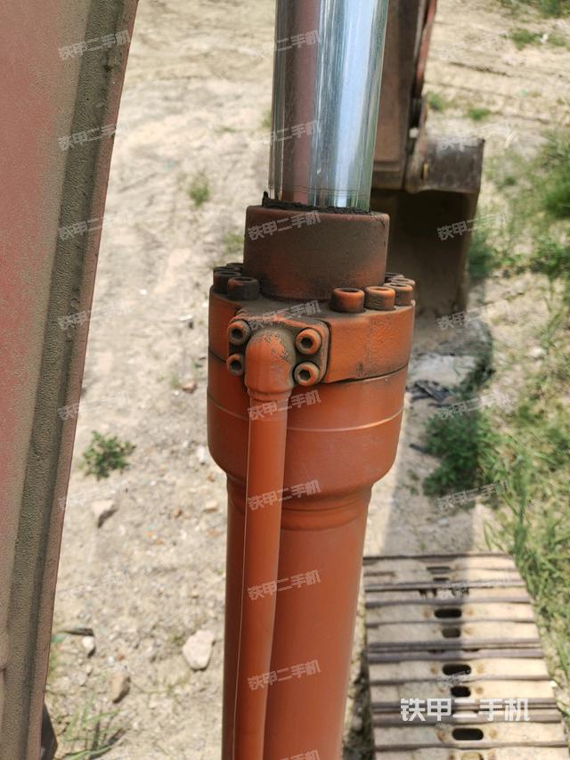 大臂油缸整体 竖拍(工作和回转装置) 大臂油缸整体 竖拍(工作和回转装置)