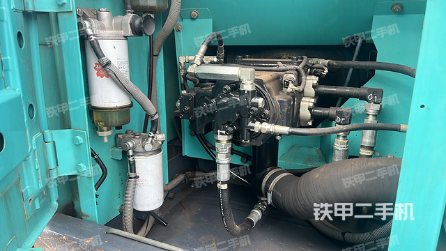 液压泵舱室正面整体(整机外观) 液压泵舱室正面整体(整机外观)