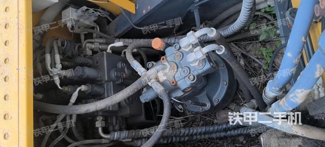 回转马达和主控阀(整机外观) 回转马达和主控阀(整机外观)