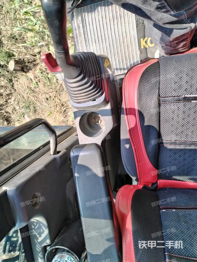 座椅左侧控制台/音响/含左手柄（驾驶室部分）