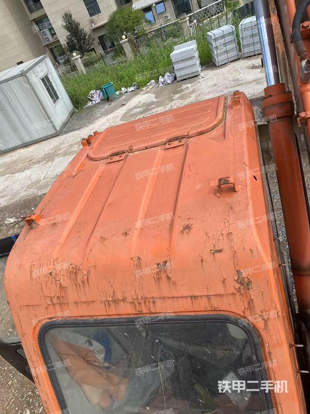 驾驶室顶部(整机外观) 驾驶室顶部(整机外观)