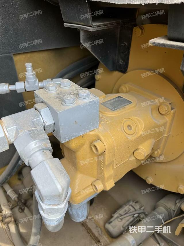 液压泵舱室正面整体(整机外观) 液压泵舱室正面整体(整机外观)