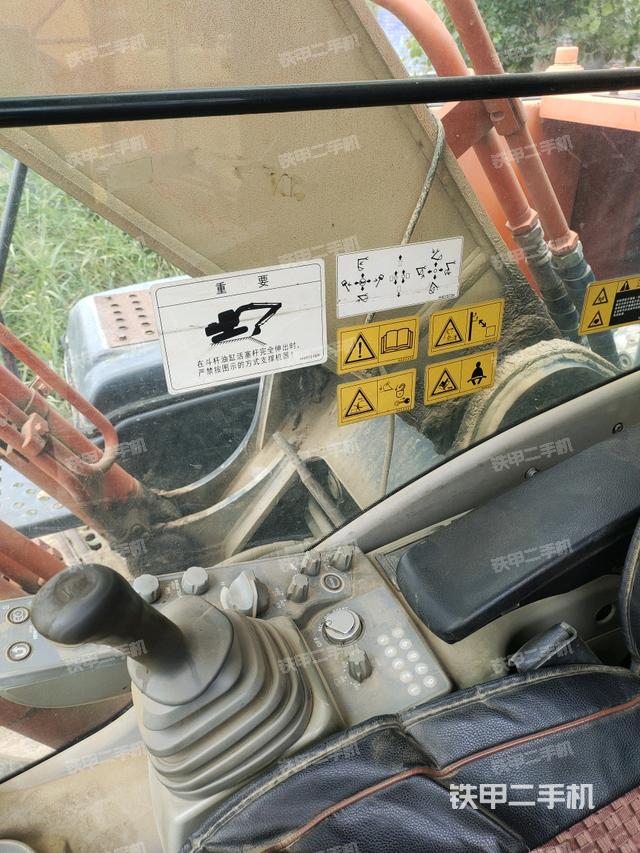 座椅右侧控制台/钥匙门/油门/含右手柄(驾驶室部分) 座椅右侧控制台/钥匙门/油门/含右手柄(驾驶室部分)