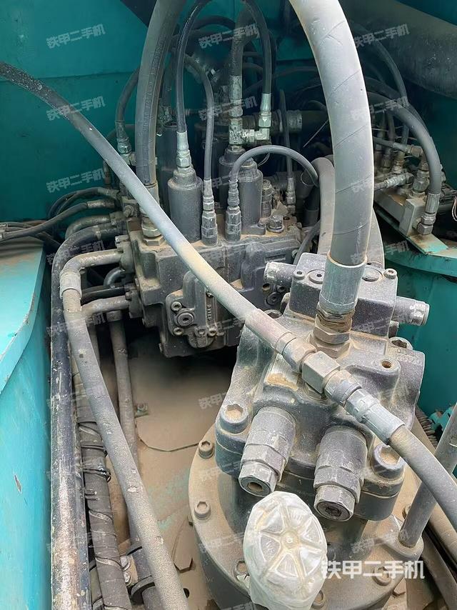 回转马达和主控阀(整机外观) 回转马达和主控阀(整机外观)