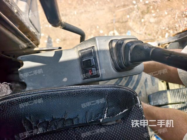 座椅左侧控制台/音响/含左手柄(驾驶室部分) 座椅左侧控制台/音响/含左手柄(驾驶室部分)