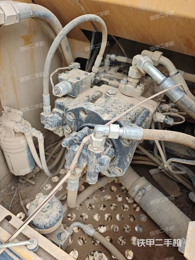 液壓泵艙室正面整體(整機(jī)外觀) 液壓泵艙室正面整體(整機(jī)外觀)