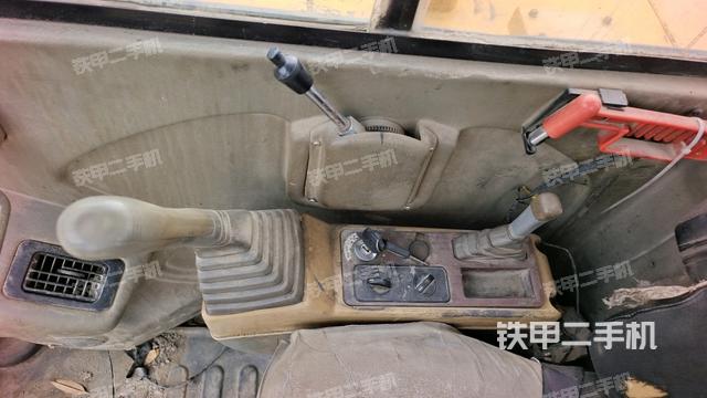 座椅右侧控制台/钥匙门/油门/含右手柄(驾驶室部分) 座椅右侧控制台/钥匙门/油门/含右手柄(驾驶室部分)