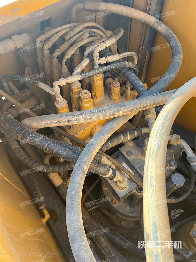 回转马达和主控阀(整机外观) 回转马达和主控阀(整机外观)