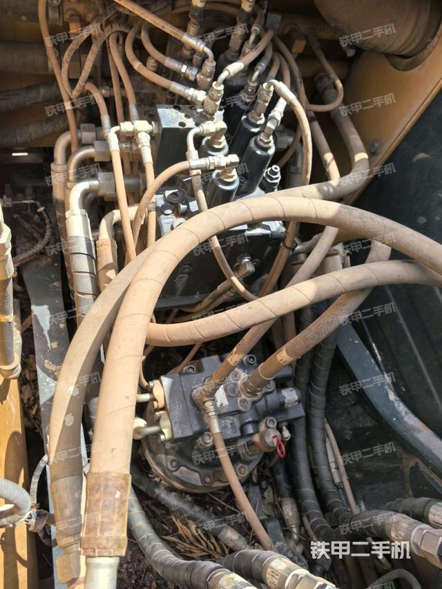 回转马达和主控阀(整机外观) 回转马达和主控阀(整机外观)