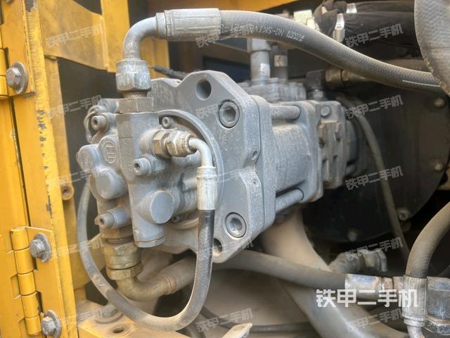 液压泵舱室正面整体(整机外观) 液压泵舱室正面整体(整机外观)