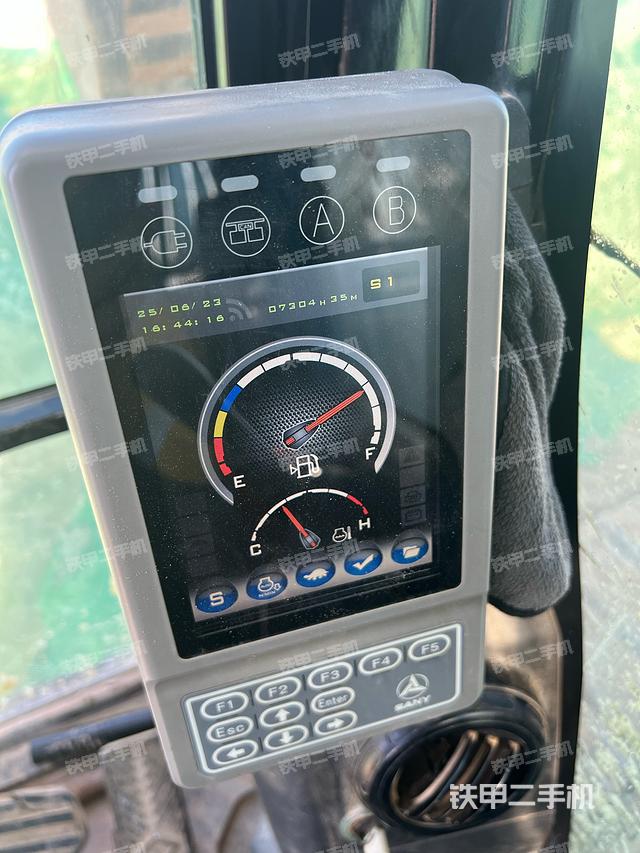 驾驶室整体(整机外观) 驾驶室整体(整机外观)