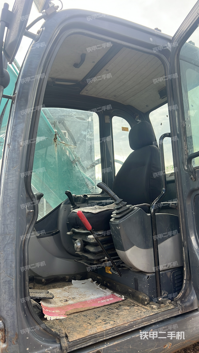 驾驶室整体(整机外观) 驾驶室整体(整机外观)